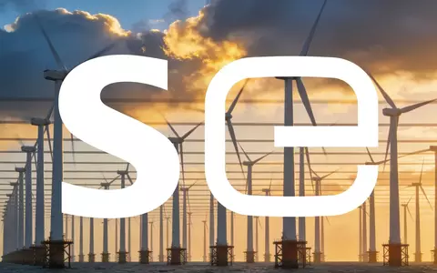 Moderne Offshore-Windkraftanlagen vor einer Küste bei Sonnenuntergang als Symbol für die Energiewende. - Foto: über boerse-global.de