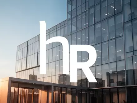 Moderne Glasfassade eines Bürogebäudes bei klarem Himmel als Symbol für den Immobilienmarkt. - Foto: über boerse-global.de