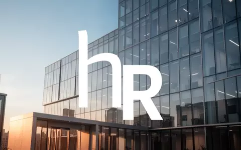 Moderne Glasfassade eines Bürogebäudes bei klarem Himmel als Symbol für den Immobilienmarkt. - Foto: über boerse-global.de