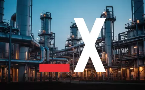 Abstrakte Darstellung einer modernen chemischen Industrieanlage bei Dämmerung mit Fokus auf metallische Strukturen. - Foto: über boerse-global.de