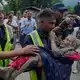 Einsatzkräfte versuchen unter schwierigsten Bedingungen, Überlebenden zu helfen. - Bild: Niranjan Shrestha/AP/dpa