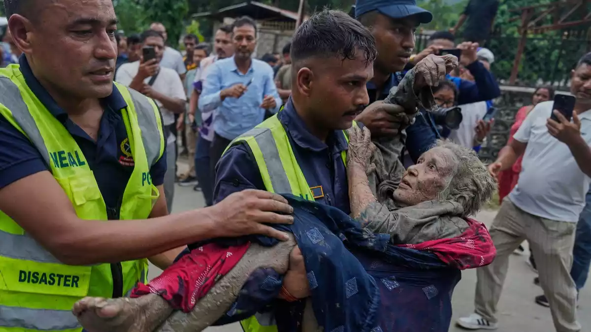 Einsatzkräfte versuchen unter schwierigsten Bedingungen, Überlebenden zu helfen. - Bild: Niranjan Shrestha/AP/dpa