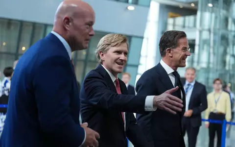 US-Verteidigungsstaatssekretär Elbridge Colby traf in Brüssel unter anderem Nato-Generalsekretär Mark Rutte (r) und US-Nato-Botschafter Matthew Whitaker. - Foto: Virginia Mayo/AP/dpa