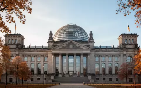 Das Reichstagsgebäude in Berlin bei Tageslicht, Architekturaufnahme ohne Personen. - Foto: über boerse-global.de