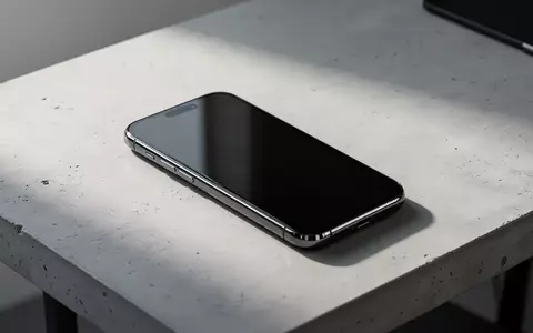 Ein modernes Smartphone liegt auf einem hellen, minimalistischen Schreibtisch mit ausgeschaltetem Bildschirm. - Foto: über boerse-global.de