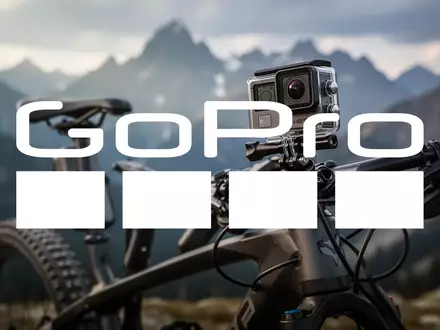 Actionkamera an einem Mountainbike vor einer verschwommenen Bergkulisse als Symbol für strategische Unternehmensplanung. - Foto: über boerse-global.de