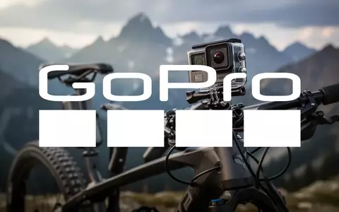 Actionkamera an einem Mountainbike vor einer verschwommenen Bergkulisse als Symbol für strategische Unternehmensplanung. - Foto: über boerse-global.de