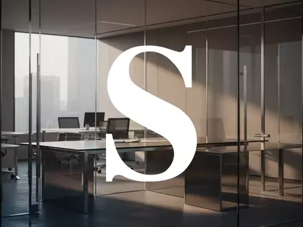 Abstrakte, moderne Büroumgebung mit Fokus auf Licht und Schatten, die eine Atmosphäre unternehmerischen Wandels vermittelt. - Foto: über boerse-global.de