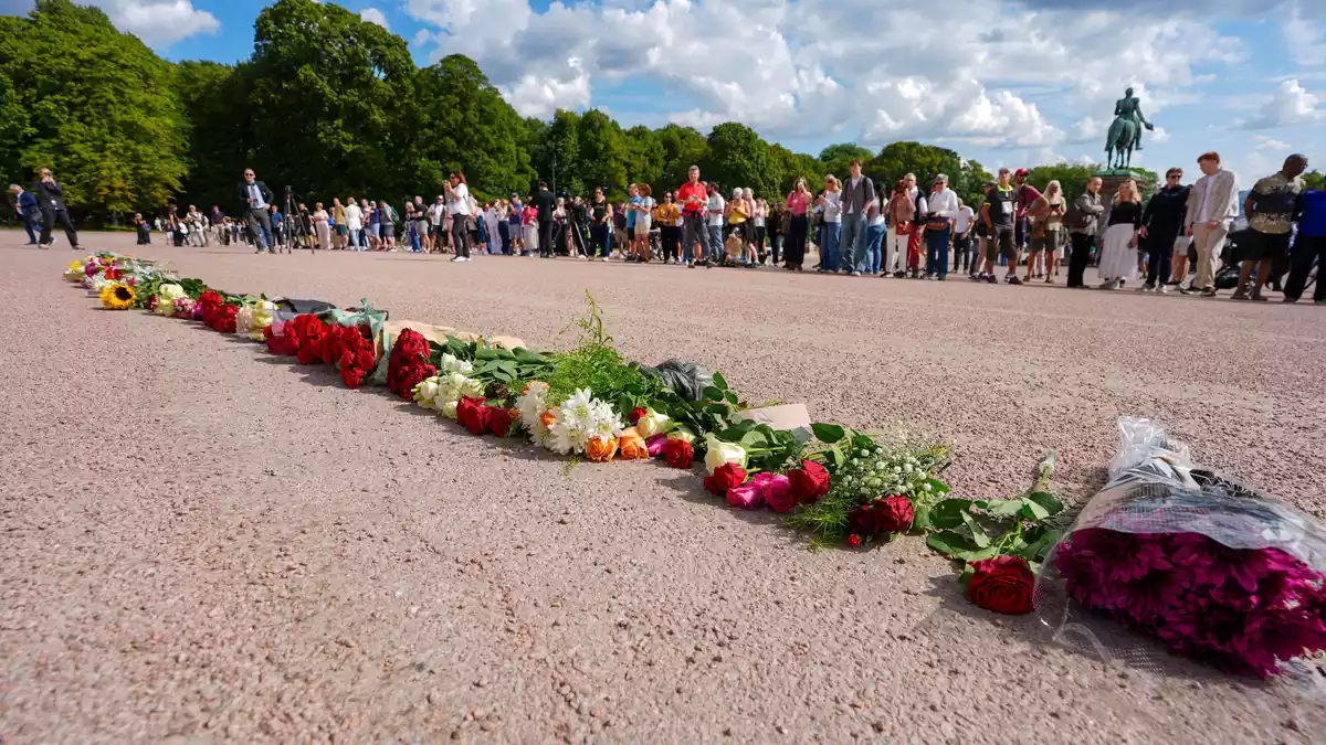 Vor dem Palast wurden bereits Blumen niedergelegt.  - Bild: Lise Åserud/NTB Scanpix vai AP/dpa