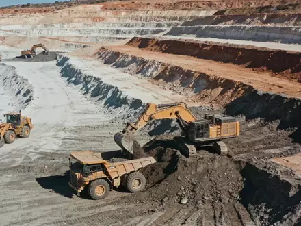 Ein industrieller Lithium-Tagebau mit schwerem Gerät in einer weitläufigen Landschaft bei natürlichem Tageslicht. - Foto: über boerse-global.de
