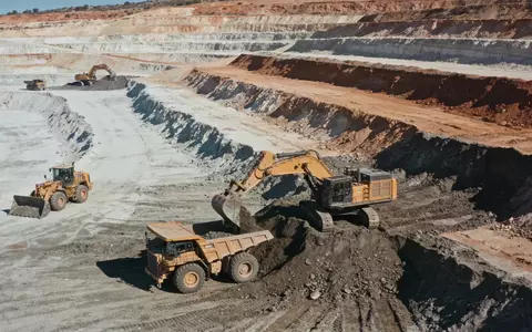Ein industrieller Lithium-Tagebau mit schwerem GerĂ€t in einer weitlĂ€ufigen Landschaft bei natĂŒrlichem Tageslicht. - Foto: ĂŒber boerse-global.de