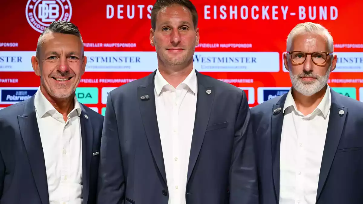Sie wollen langfristig zusammenarbeiten: DEB-Vorstandschef Frank Lutz, der neue Bundestrainer André Rankel und Sportvorstand Christian Künast (v.l.).    - Bild: A4366 Sven Hoppe/dpa