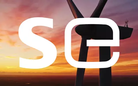 Silhouette einer großen Windkraftanlage vor einem dramatischen Sonnenuntergang, symbolisiert den Energiesektor. - Foto: über boerse-global.de