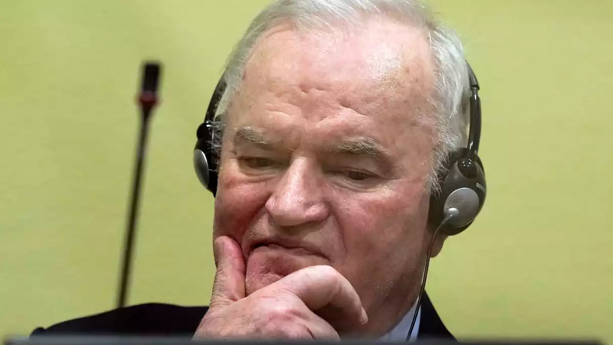Während seines Strafverfahrens in Den Haag zeigte der Ex-General keine Reue, pöbelte und randalierte sogar im Gerichtssaal. (Archivbild)  - Bild: Peter Dejong/AP Pool/dpa