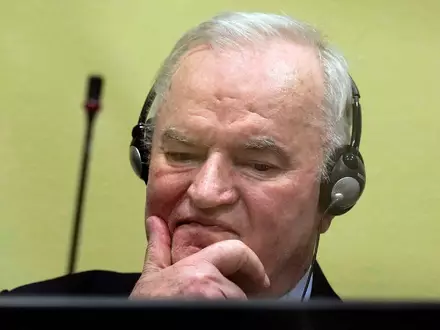 Während seines Strafverfahrens in Den Haag zeigte der Ex-General keine Reue, pöbelte und randalierte sogar im Gerichtssaal. (Archivbild)  - Foto: Peter Dejong/AP Pool/dpa