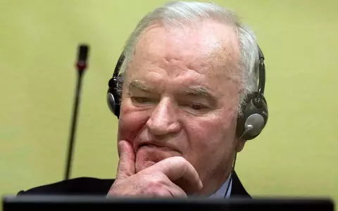 Während seines Strafverfahrens in Den Haag zeigte der Ex-General keine Reue, pöbelte und randalierte sogar im Gerichtssaal. (Archivbild) - Foto: Peter Dejong/AP Pool/dpa