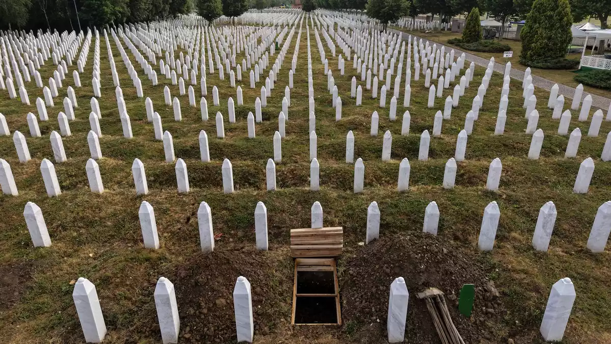 Die Toten von Srebrenica künden von den Verbrechen von Mladic. (Archivbild)  - Bild: Armin Durgut/AP/dpa
