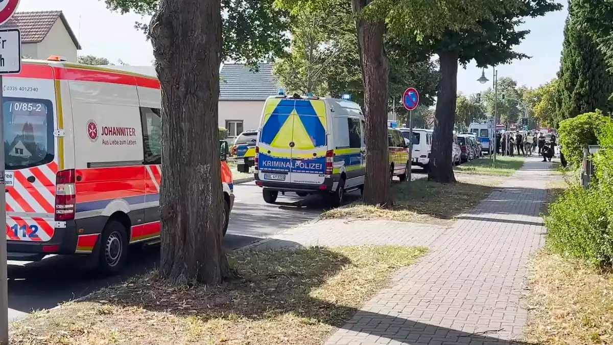 Bei einer Gewalttat an einem Schulcampus in Gosen-Neu Zittau in Brandenburg sind zwei Menschen ums Leben gekommen. - Bild: Moritz Deckwerth/dpa