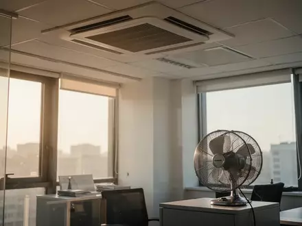 Ein moderner Innenraum mit einer Klimaanlage an der Decke und einem Ventilator bei natürlichem Lichteinfall. - Foto: über boerse-global.de