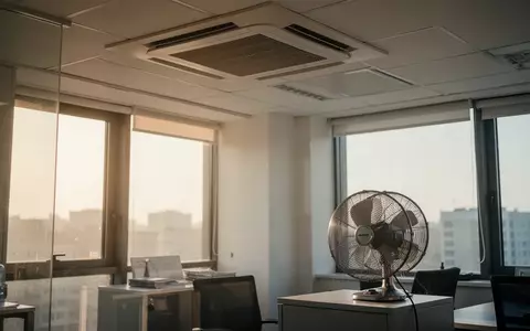 Ein moderner Innenraum mit einer Klimaanlage an der Decke und einem Ventilator bei natürlichem Lichteinfall. - Foto: über boerse-global.de