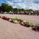 Vor dem Palast wurden bereits Blumen niedergelegt.  - Bild: Lise Åserud/NTB Scanpix vai AP/dpa