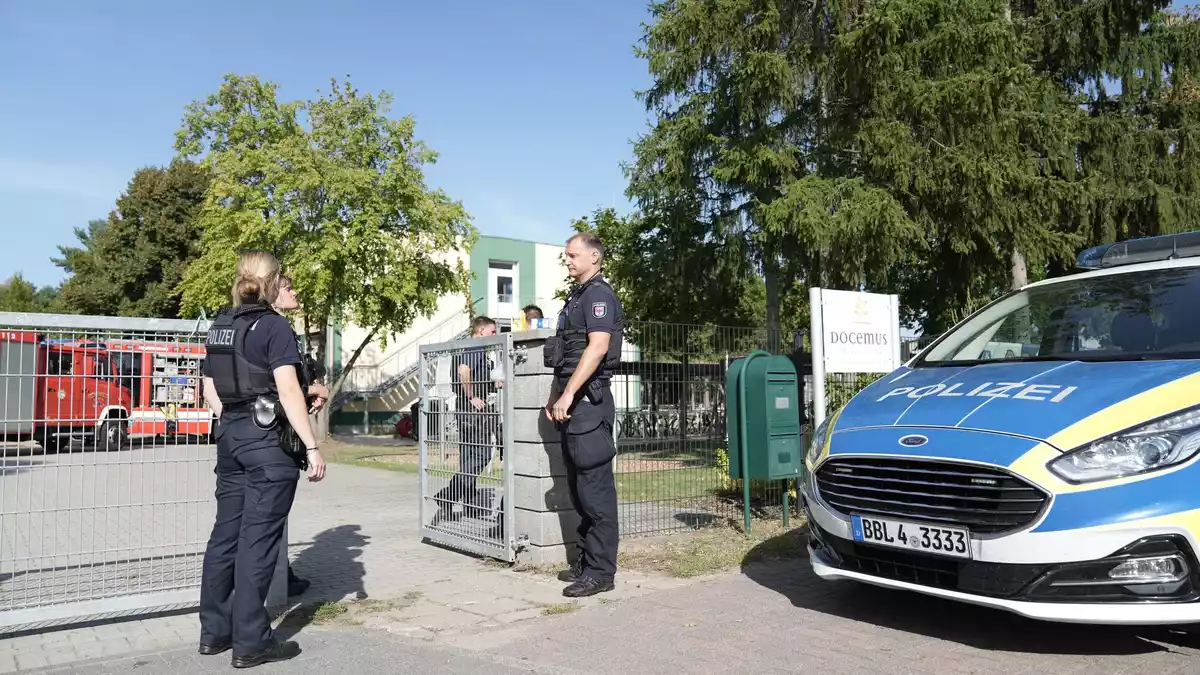 Nach einer Gewalttat in einer Schule in Brandenburg gibt es zwei Todesopfer.  - Bild: Manuel Genolet/dpa