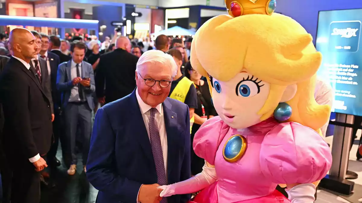 Bei seinem Messerundgang traf Steinmeier eine Figur aus dem Super-Mario-Kosmos: Prinzessin Peach. - Bild: Wolf von Dewitz/dpa