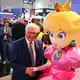 Bei seinem Messerundgang traf Steinmeier eine Figur aus dem Super-Mario-Kosmos: Prinzessin Peach. - Bild: Wolf von Dewitz/dpa