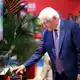 Steinmeier am Nintendo-Messestand, wo er digitales Bogenschießen als Sportart ausprobierte. - Bild: Christoph Reichwein/dpa