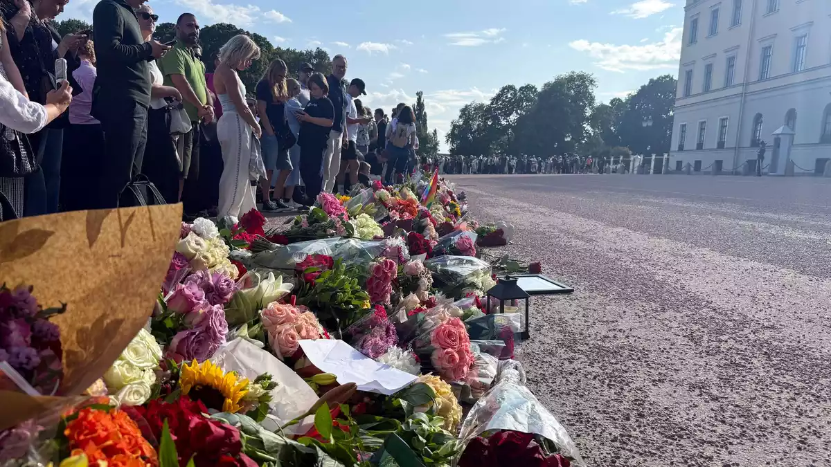 Vor dem Palast wurden Hunderte Blumen niedergelegt.  - Bild: Julia Wäschenbach/dpa