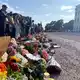 Vor dem Palast wurden Hunderte Blumen niedergelegt.  - Bild: Julia Wäschenbach/dpa