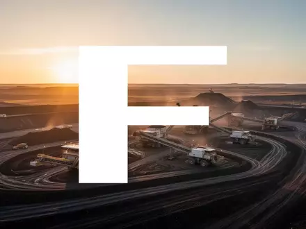 Luftaufnahme einer modernen Bergbauanlage bei Sonnenaufgang mit Fokus auf industrielle Rohstoffgewinnung. - Foto: über boerse-global.de