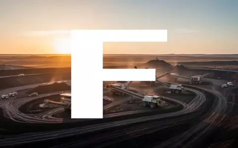Luftaufnahme einer modernen Bergbauanlage bei Sonnenaufgang mit Fokus auf industrielle Rohstoffgewinnung. - Foto: über boerse-global.de