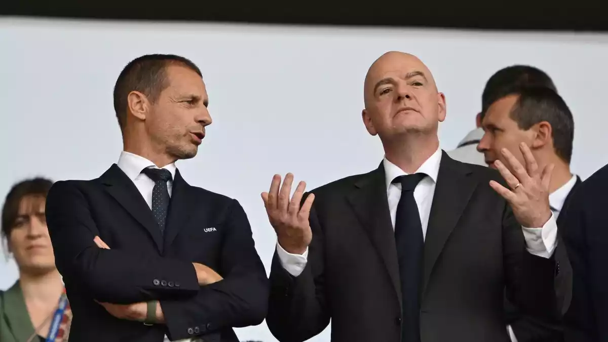Der Machtkampf der UEFA gegen FIFA-Boss Infantino (r) geht auf juristischem Weg weiter. (Archivbild) - Bild: Robert Michael/dpa