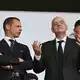 Der Machtkampf der UEFA gegen FIFA-Boss Infantino (r) geht auf juristischem Weg weiter. (Archivbild) - Bild: Robert Michael/dpa