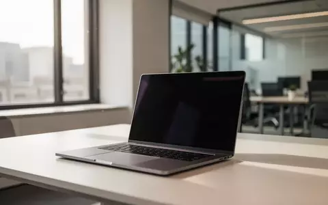 Ein moderner, aufgeräumter Büroarbeitsplatz mit einem Laptop mit dunklem Bildschirm in einer hellen, professionellen Umgebung. - Foto: über boerse-global.de