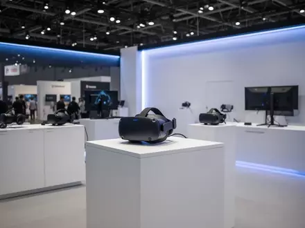 Moderner Messestand mit VR-Technik und Gaming-Elementen auf einer Fachmesse zur Nachwuchsgewinnung. - Foto: über boerse-global.de
