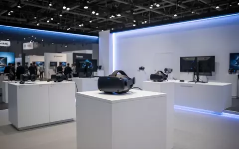 Moderner Messestand mit VR-Technik und Gaming-Elementen auf einer Fachmesse zur Nachwuchsgewinnung. - Foto: über boerse-global.de