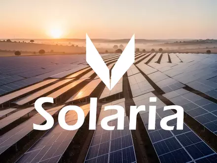 Weitläufiger Solarpark bei Sonnenaufgang mit Reihen von Photovoltaikmodulen in einer hügeligen Landschaft. - Foto: über boerse-global.de