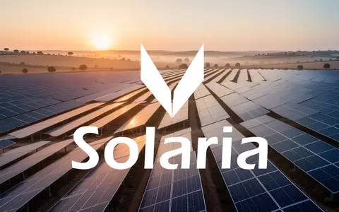 Weitläufiger Solarpark bei Sonnenaufgang mit Reihen von Photovoltaikmodulen in einer hügeligen Landschaft. - Foto: über boerse-global.de