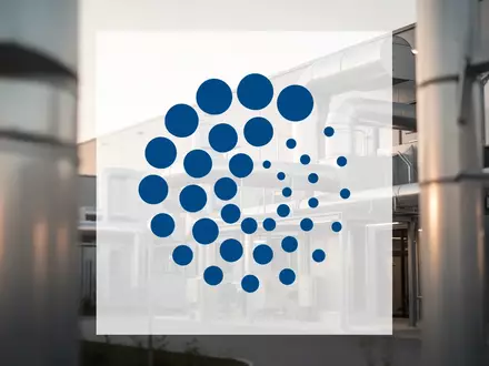 Moderne Lüftungs- und Klimatechnik in einem hellen, professionellen Industriegebäude - Foto: über boerse-global.de