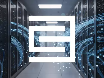Abstraktes Bild eines modernen Rechenzentrums mit blau leuchtenden Glasfaserkabeln als Symbol für künstliche Intelligenz. - Foto: über boerse-global.de