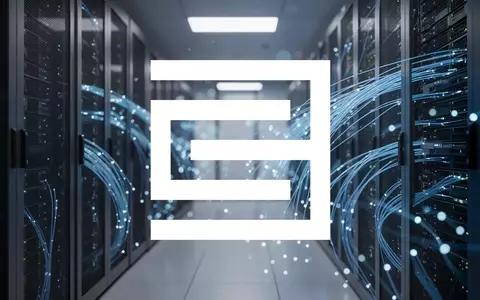 Abstraktes Bild eines modernen Rechenzentrums mit blau leuchtenden Glasfaserkabeln als Symbol für künstliche Intelligenz. - Foto: über boerse-global.de