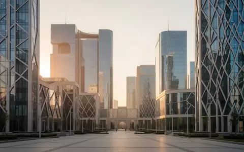 Moderne Architektur im Geschäftsviertel von Taschkent bei Sonnenuntergang. - Foto: über boerse-global.de