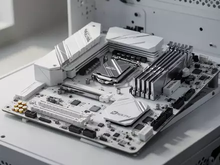 Ein weißes High-End-Mainboard mit aufwendigen Kühlkörpern und elektronischen Komponenten in einem PC-Gehäuse. - Foto: über boerse-global.de
