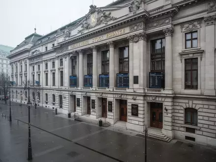 Die historische Wiener Börse an einem bewölkten Tag, die eine ruhige und stagnierende Marktstimmung vermittelt. - Foto: über boerse-global.de