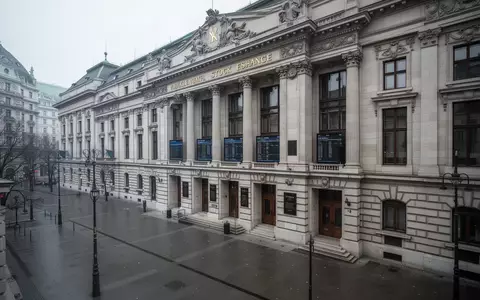 Die historische Wiener Börse an einem bewölkten Tag, die eine ruhige und stagnierende Marktstimmung vermittelt. - Foto: über boerse-global.de