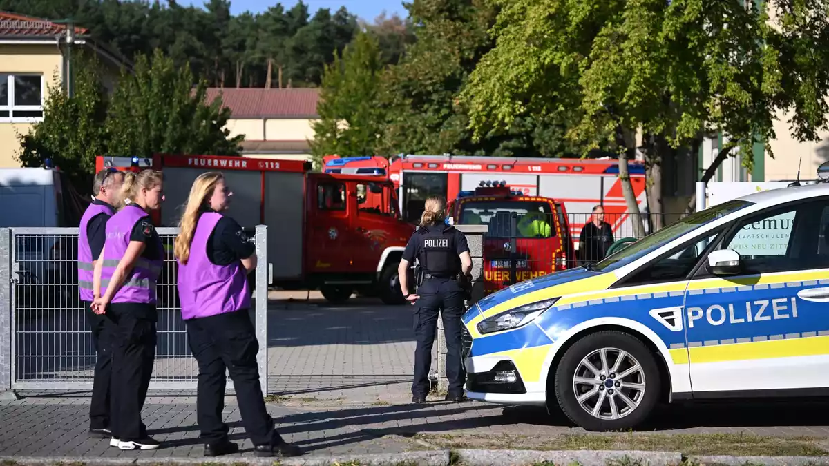 Die Polizei sichert nach einer Gewalttat die Schule in Gosen-Neu Zittau ab. - Bild: Britta Pedersen/dpa