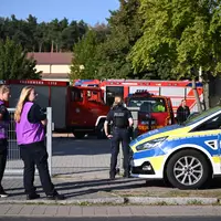 Die Polizei sichert nach einer Gewalttat die Schule in Gosen-Neu Zittau ab. - Foto: Britta Pedersen/dpa