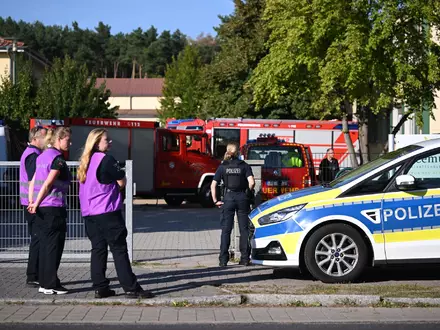 Die Polizei sichert nach einer Gewalttat die Schule in Gosen-Neu Zittau ab. - Foto: Britta Pedersen/dpa